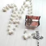 chapelet blanc homme collier