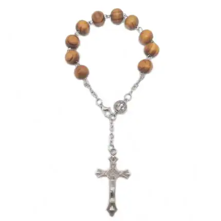 Chapelet en bois avec croix en métal et fermoir.