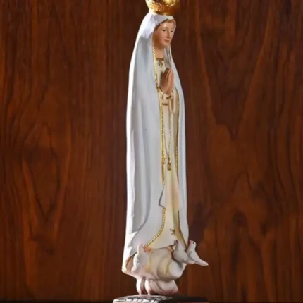 statue religieuse avec une couronne