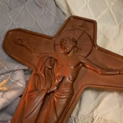 Croix catholique en bois avec Jésus crucifié, décoration religieuse.