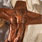 croix catholique murale en bois vue de près