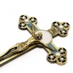 la croix catholique en bronze avec Jesus