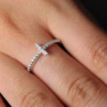 jolie bague croix chrétienne femme sur le doigt