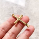Petit pendentif croix chrétienne