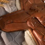 les détails de la croix catholique murale en bois vue de près