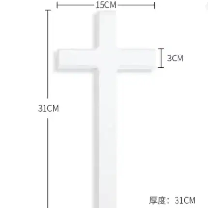 Croix blanche en relief avec dimensions précises pour décoration religieuse.
