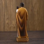 vue de derrière de la Statue religieuse avec enfant