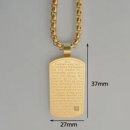 Pendentif en or avec verset biblique gravé, symbole de foi et spiritualité.