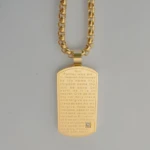 collier pendentif verset de la Bible vue de près