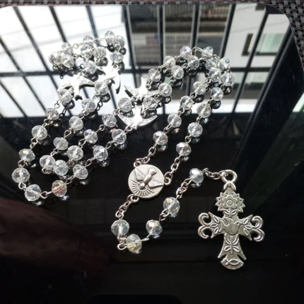 Collier chapelet avec colombe à l'esprit saint fond noire