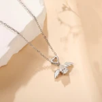 collier pendentif Ailes d'ange argent vue de près