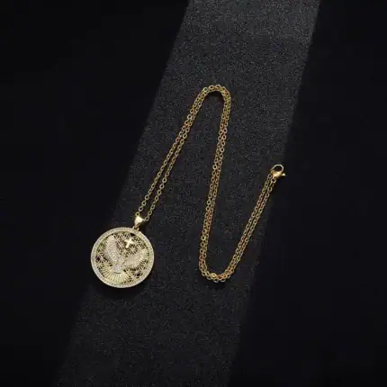 Collier pendentif en médaille d'esprit saint en or avec chaîne délicate.