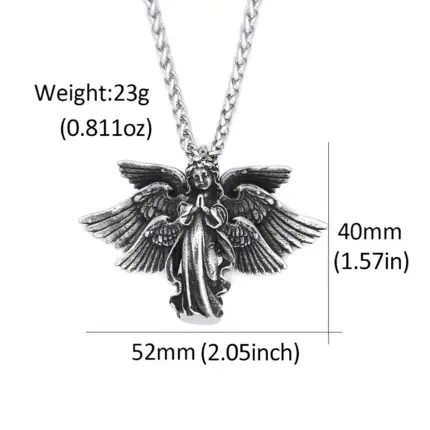 Pendentif ange en argent avec ailes détaillées et chaîne en métal.