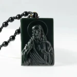 Collier pendentif en Jade vert Jesus vue de loin