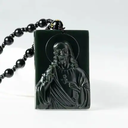 Pendentif en Jade vert représentant Jésus avec chaîne en perles noires.