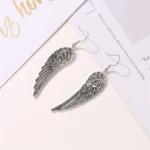 boucles d'oreilles ailes pour femmes vue de loin