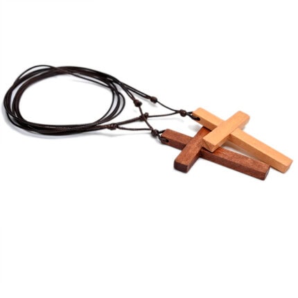 Croix en bois avec cordon pour la prière ou la méditation.