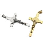 Croix religieuse en acier et or avec Jésus crucifié.
