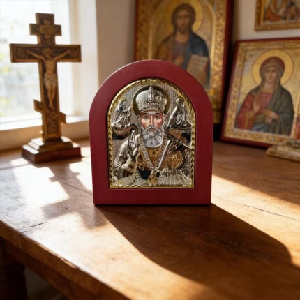 Icône de Saint Nicolas en bois avec cadre rouge et détails dorés.