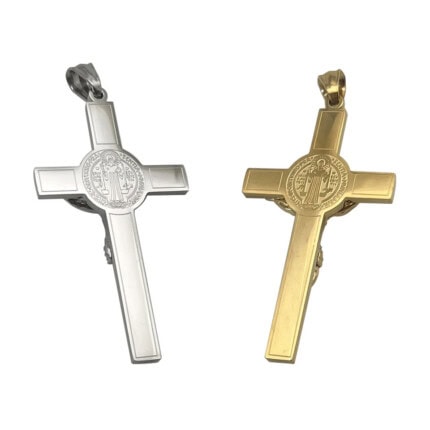Croix d'aube en acier et or, symbole religieux avec médaille centrale.