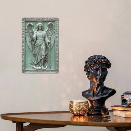 Statue de l'archange Gabriel avec détails artistiques.