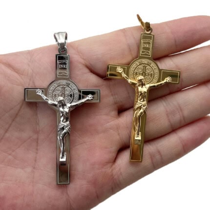 Croix religieuse en acier et or avec crucifix détaillé.