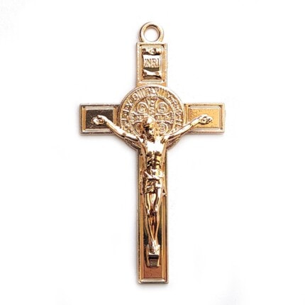 Croix religieuse en or avec Jésus crucifié, détails fins et symboliques.
