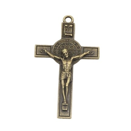 Croix d'aube en bronze avec Jésus crucifié, symbole religieux.